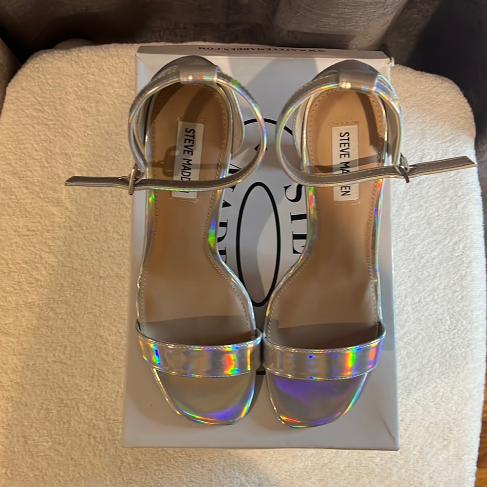 Brand new silver metallic 9.5 Steve Madden heel